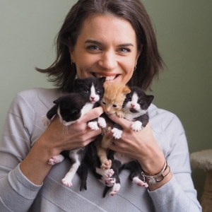 Foster Traci Highsmith Holding Four Baby Kittens In Her Hands